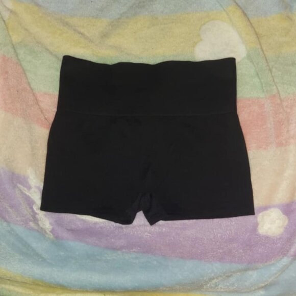Black vertical ribbed high waist shorts - Picture 1 of 2